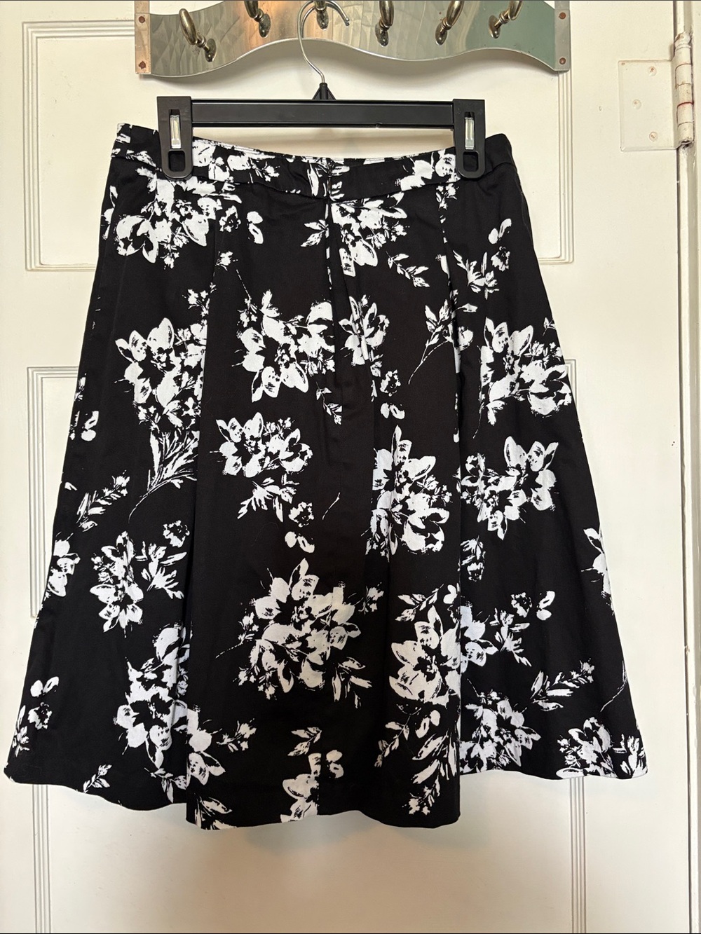 Valerie Stevens Black & White Floral A-Line Skirt Size 8 - Picture 3 of 4